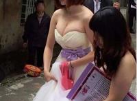 大胸伴娘人肉 微拍摸新娘视频：伴娘扒个精光视频乐视