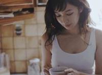 看女人自玩生殖器擦b自慰动态图片：手指自慰方法动图