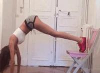 女生半夜自慰动态：美女自慰冒白桨 美女自慰视频动态图片