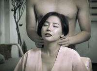 把小妹妹操滋妈妈扶着我的JJ插姐姐：妹妹[完](作者:不详)