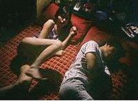 大学宿舍晨勃撑起内裤：晨勃让室友口了的经历 晚上裸睡兵哥晨勃