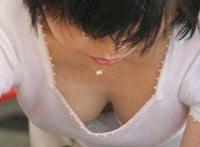 从高处看领口图片：低领口看到胸 圆领低胸美女