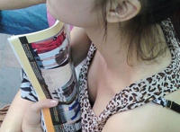 菜市场女生弯腰露胸：弯腰擦鞋露胸 女生在家里容易走光