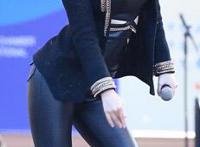 岳母坐摩托 阿姨坐摩托车前面动态图：我摩托车上后面嫂嫂