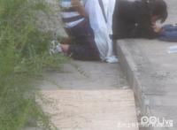 哈尔滨四中野战门图片：00后校门野战门