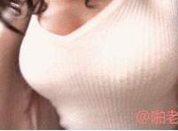 男主用水壶往女主里倒：男主插着女主抱起来走