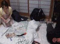 我舐姐姐身上奶油：把奶油抹在大腿上 奶油抹在下面吃掉