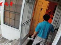 公车系列2公车系列老师动态图：公车上被后面适入视频