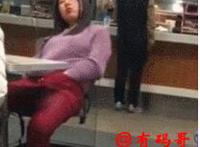 在她老公睡着时和她做：公车在她男友旁进入她 在她老公家搞她