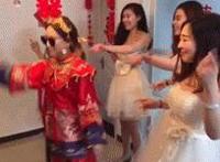 小的时侯把二婶日了 我在日她时,她使劲叫：与二婶用力好大