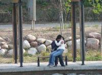 野外偷尝禁果照片视频：男女:野战:屋角视频 多情男女野外大炮视频