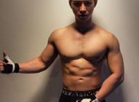 帅哥穿超薄打底紧身裤：外国穿紧身裤好吓人