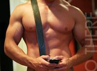 tfboys穿紧身裤凸出来：帅哥穿紧身裤憋尿 路上看到帅哥穿紧身裤