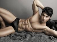 路上看到帅哥穿紧身裤 帅哥紧身裤突j：男生紧身裤下凸照片