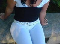 白色紧身裤,好害羞 妹子紧身裤太紧要炸了：大学女生的打底袜裆部