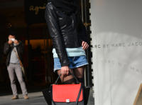 女学生穿黑色打底袜 高中灰色打底袜女生：女生牛仔裤里面穿丝袜