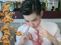 吴亦凡很污地紧身裤 吴亦凡打篮球露丁丁：吴亦凡被黄子韬摸裤裆