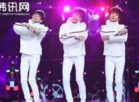 tfboys春晚裤子太紧：王俊凯跨年白色紧身裤 王源紧身裤