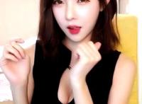 女生下面湿男生好进吗动态图：女生下面白色分泌物