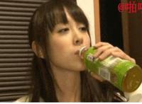 男生揉女生的下面视频：女生下面湿正常吗动态图