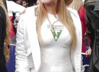 美女裤子中间的一条沟、：学校女生穿紧身裤正面