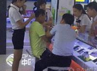 男生舔女生裆部动态图：搓乳吸奶舔个遍动态图