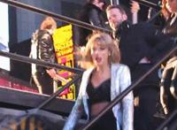 朋友的妈妈真骚 在同事的丝袜里射精：喂不饱的骚媳妇