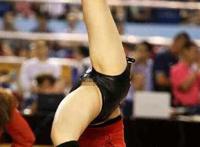 cba宝贝一字马露卫生巾：CBA拉拉队 私处 走光