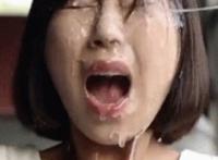 母乳喂养一边吃一边流 一边吸奶另一边也会流gif