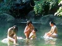 苗族少女集体裸浴图：少女天休浴场 苗族少女图片