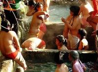 云南怒江裸浴游客图：苗族少女穿胸罩吗? 苗族少女蛊惑人心