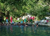 云南妇女裸浴17年 实拍云南男女集体裸浴：云南裸浴节图片