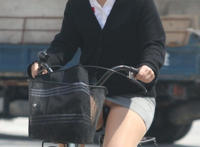 短裙坐摩托车不惧走光 穿短裙骑自行车露底：迷你超短裙骑车走光