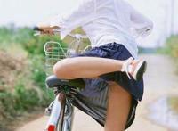 骑电动车穿短裙走光图：美女电动车走光图 骑电动车超短裙露底