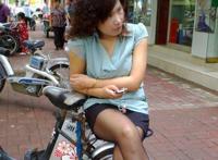 少妇短裙骑电动车 骑电动车走光视频：女汉子买鞋裙子露底