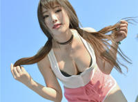 真实街拍丰满少妇图片：短裙少妇自拍美腿图片