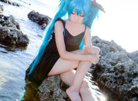 初音未来自己脱裙子 初音未来被绑憋尿失禁：初音未来邪恶彩色漫画2