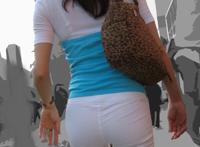 白色紧身裤购物女视频：穿白色紧身裤走光凹点 地铁白色紧身裤美女