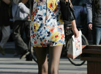 女生穿黑色紧身裤街拍 黑色紧身裤妹子街拍：中学生黑色紧身裤女