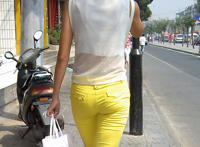 公司的黑色紧身裤少妇：白色紧身牛仔裤的美臀,