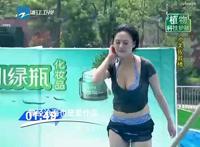 水泼下来把胸罩冲掉了 日本水滑梯冲掉泳衣图