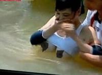 刘莹胸衣被冲开 闯关刘莹胸衣掉了完整：爱拼才会赢被水冲胸罩