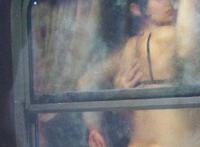 实拍男女列车上车震：最新情侣早上野战视频