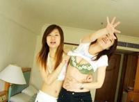 公园高中女生亲热图片：情侣公园亲热吃摸 男女野外公园偷吃图片