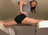 手伸衣服里揉胸动态图：嗯!啊!不要啪啪动态图