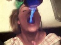 抓着她的丰盈大力揉弄 揉捏着胸前的小草莓：我想把你按在床上