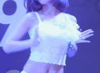 把奶尖儿送到嘴边 揉捏 教官啃咬奶尖儿图：嗯,宝贝真紧,把腿张开