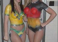 无内裤人体彩绘 蓝球宝贝人体彩绘裆部：人体彩绘裤裆全过程