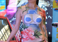 足球宝贝2006开阴彩绘 足球宝贝彩绘有B毛视频：无内裤全透明时尚秀