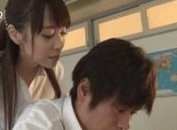 拔出自己湿淋淋的巨物 拨弄着她湿淋淋的花瓣：女友湿淋淋的小肉穴